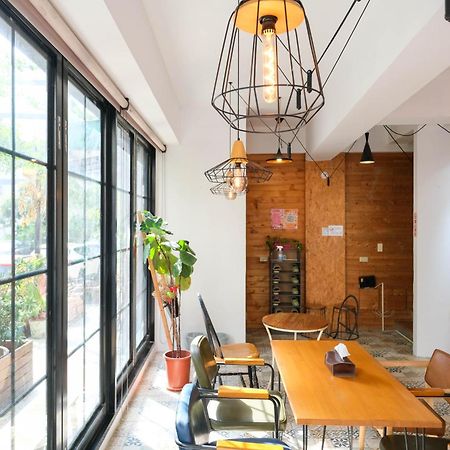 Re+Wood Guesthouse Tainan Buitenkant foto