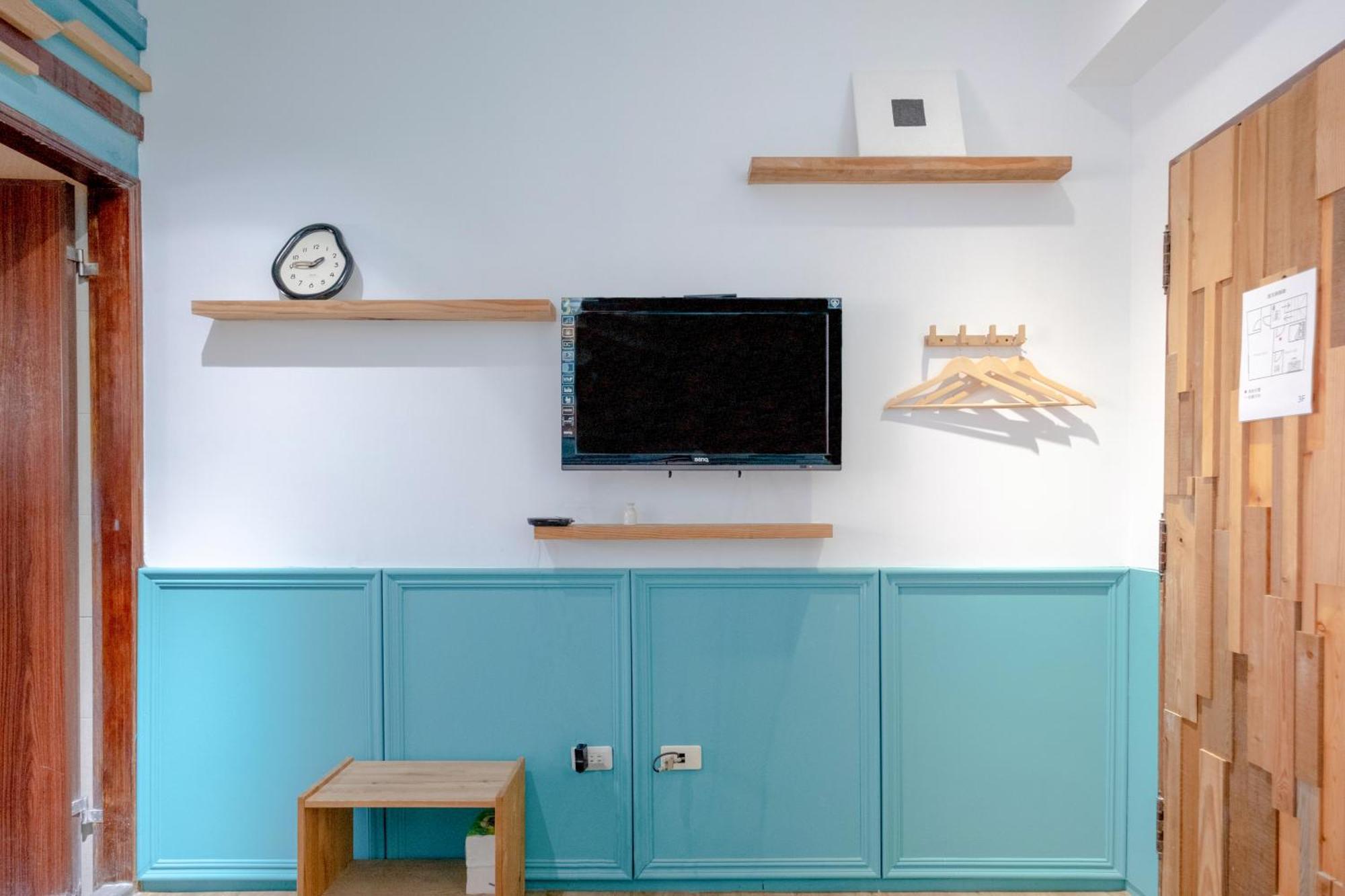Re+Wood Guesthouse Tainan Buitenkant foto