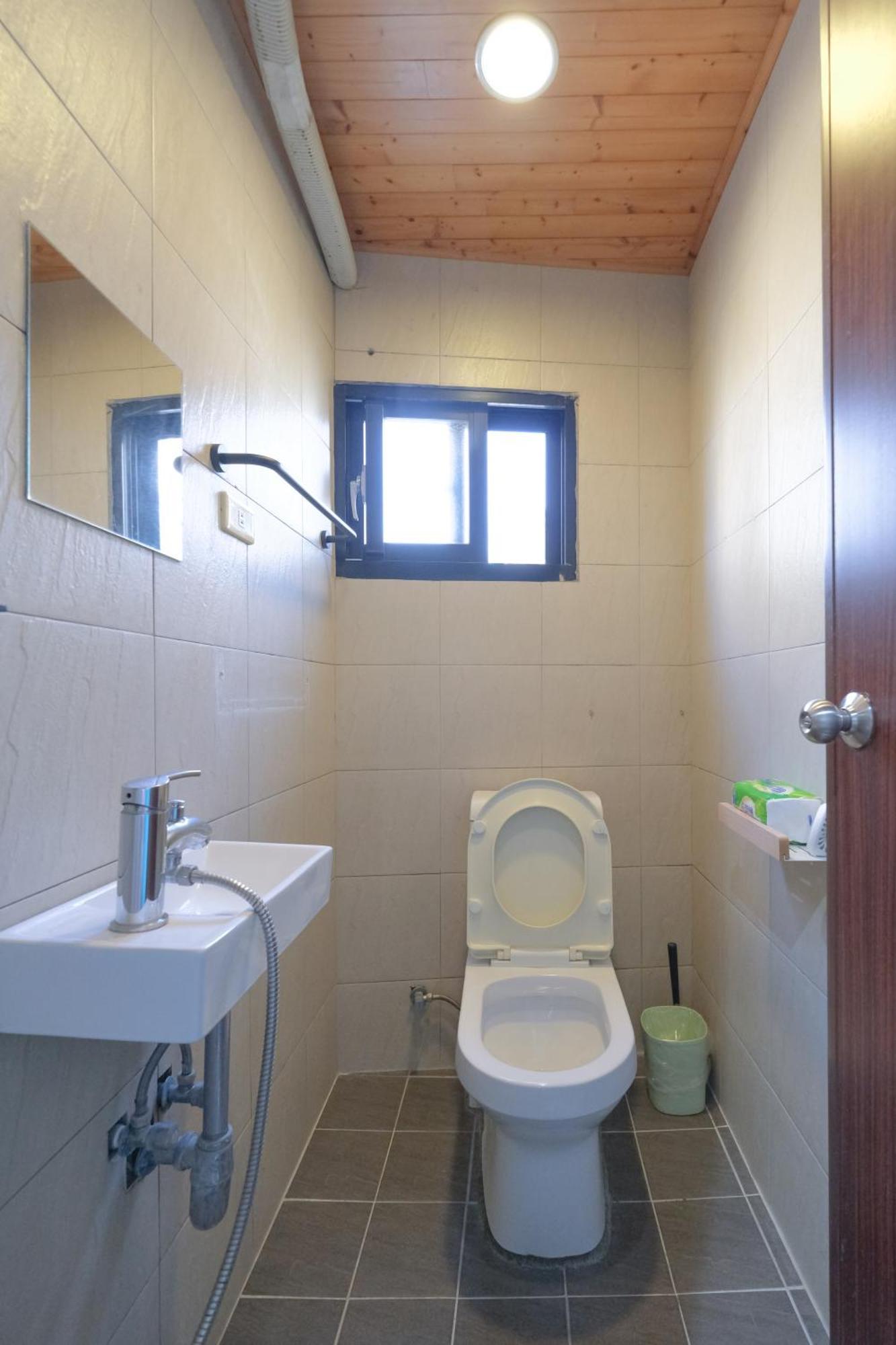 Re+Wood Guesthouse Tainan Buitenkant foto