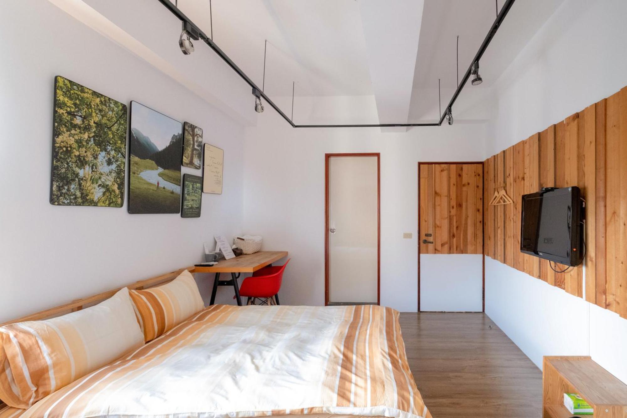 Re+Wood Guesthouse Tainan Buitenkant foto
