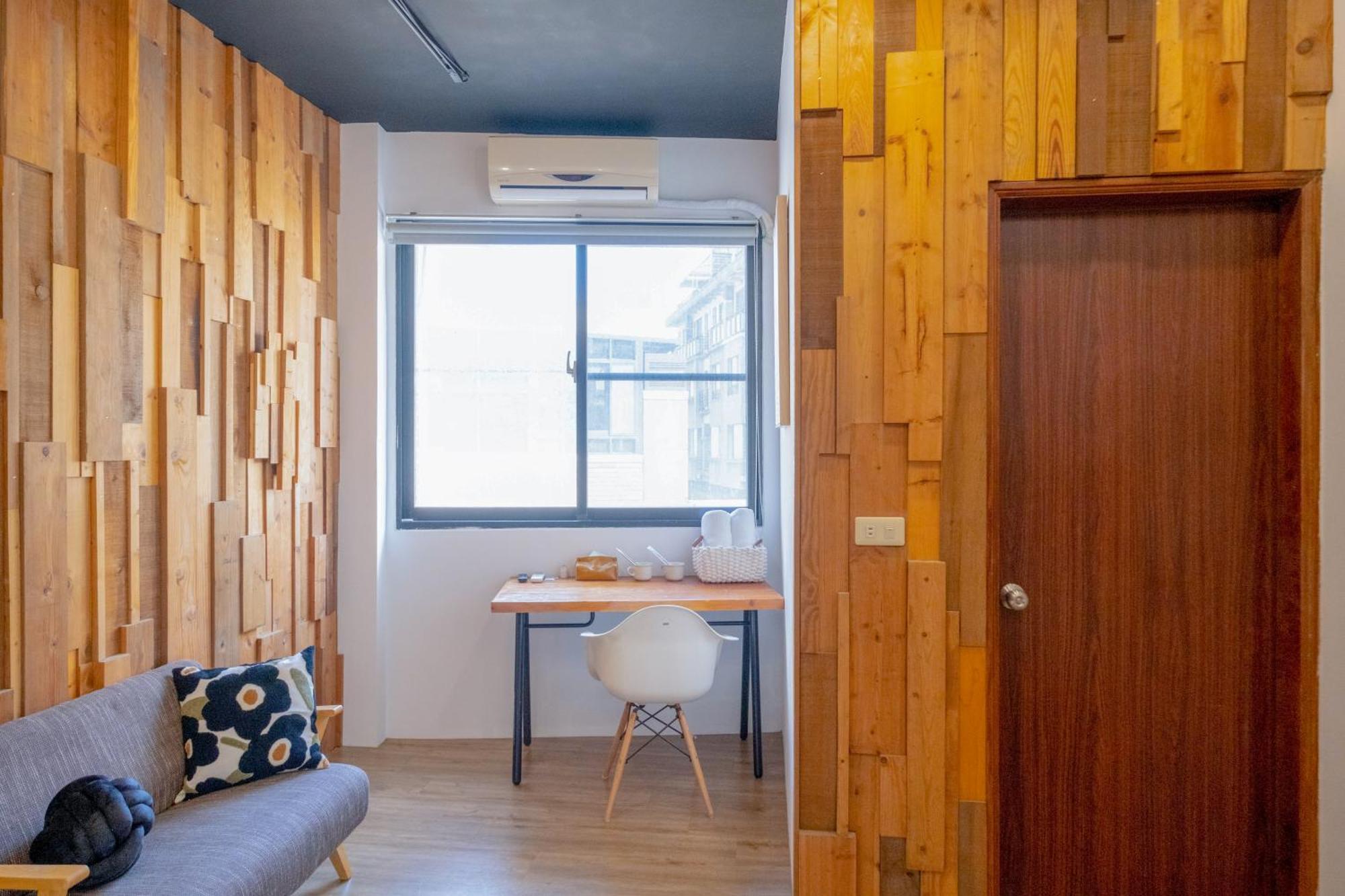 Re+Wood Guesthouse Tainan Buitenkant foto