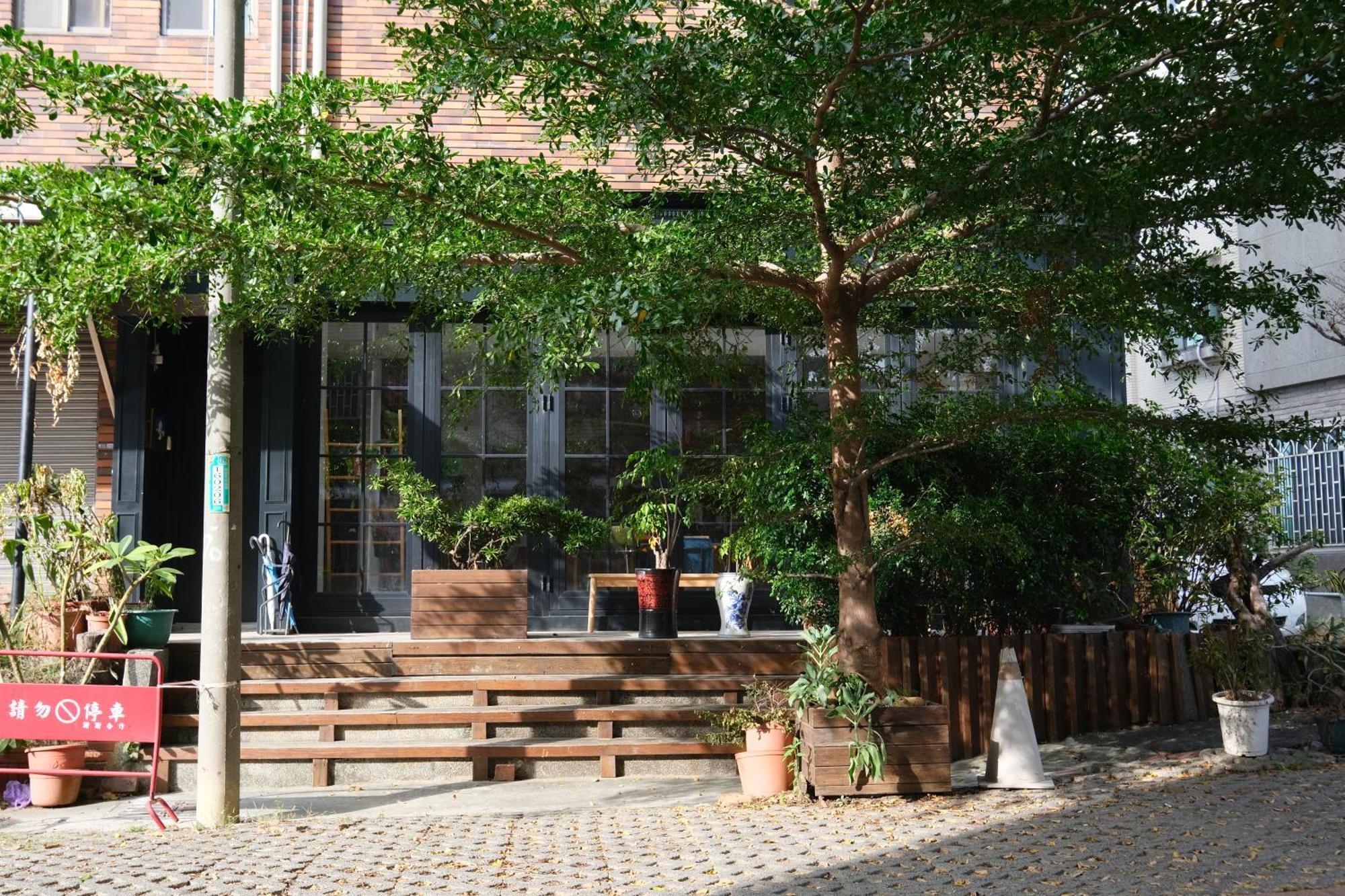 Re+Wood Guesthouse Tainan Buitenkant foto