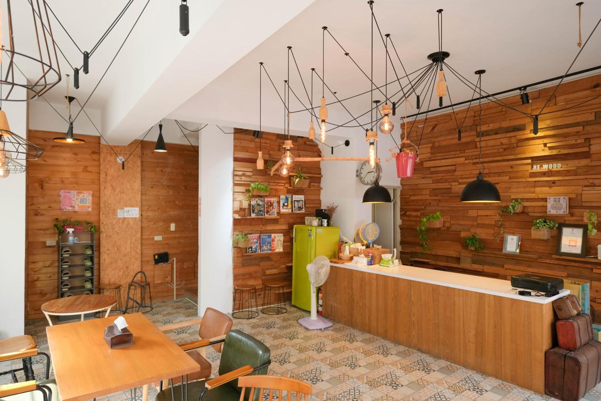Re+Wood Guesthouse Tainan Buitenkant foto