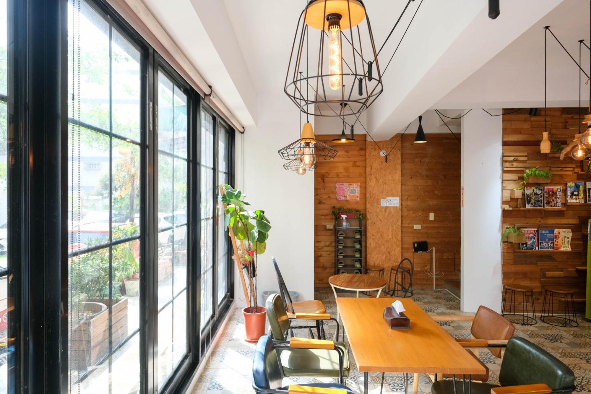 Re+Wood Guesthouse Tainan Buitenkant foto